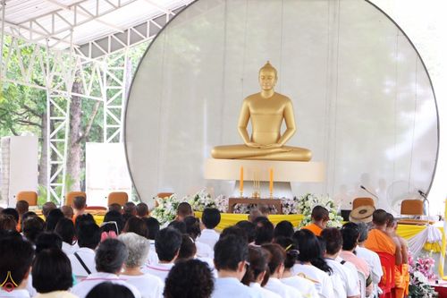 พุทธศาสนิกชนนั่งร่วมพิธีเจริญชัยมงคลคาถาเบื้องหน้าพระพุทธรูปทองคำ ณ วัดพระธรรมกาย