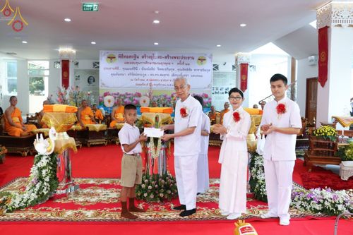 ประธานในพิธีมอบทุนการศึกษาให้แก่เด็กนักเรียนชายในงานกฐินสามัคคี ณ วัดกิ่วลม จังหวัดเชียงใหม่