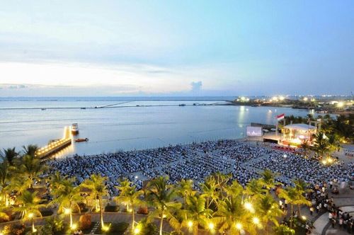 พุทธศาสนิกชนรวมตัวประกอบพิธีวิสาขบูชาบริเวณริมชายหาดอันโคล ประเทศอินโดนีเซีย