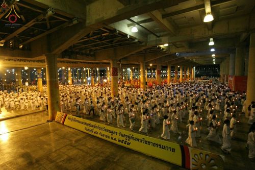 พุทธศาสนิกชนชุดขาวถือประทีปร่วมพิธีปฏิบัติธรรมและสวดมนต์ในวันครูผู้ค้นพบวิชชาธรรมกาย