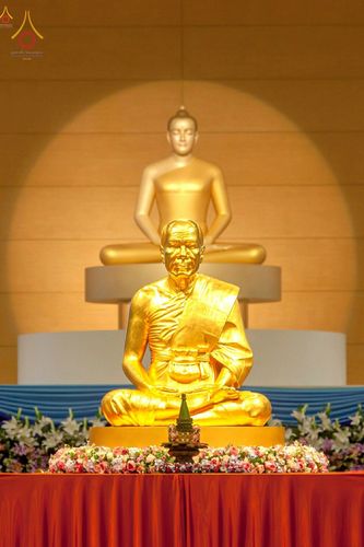 รูปหล่อทองคำพระมงคลเทพมุนีประดิษฐานหน้าพระพุทธรูปปางสมาธิ