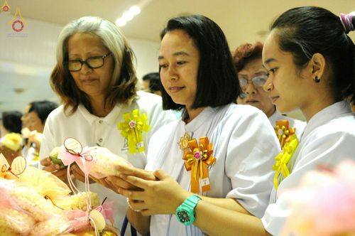 กลุ่มพุทธศาสนิกชนสวมชุดสีขาวถือถุงดอกมะลิร่วมกิจกรรมในวันครูผู้ค้นพบวิชชาธรรมกาย