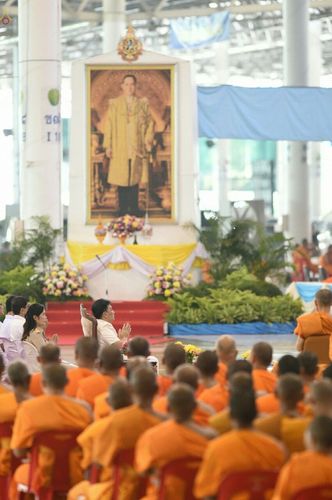 คณะสงฆ์จำนวนมากนั่งเจริญพระพุทธมนต์เบื้องหน้าพระบรมฉายาลักษณ์พระบาทสมเด็จพระบรมชนกาธิเบศร มหาภูมิพลอดุลยเดชมหาราช บรมนาถบพิตร