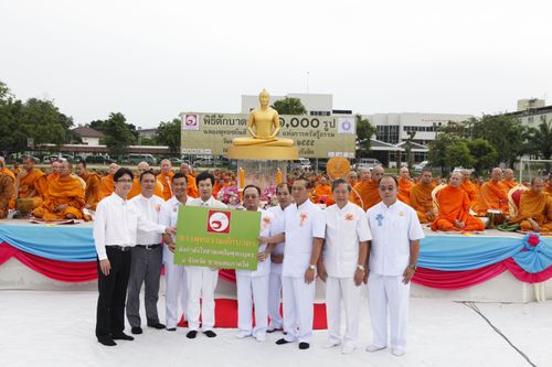 ภาพ No.2640:ตักบาตร ม.รังสิต ปี 2555