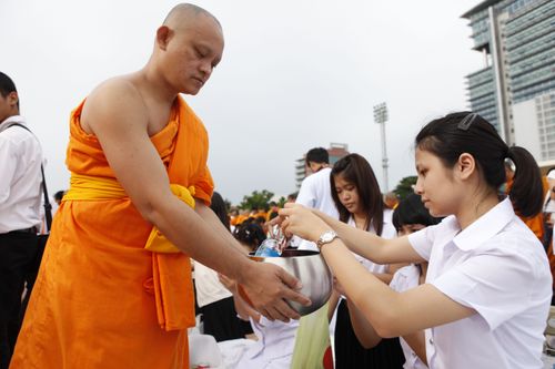 ภาพ No.2644:ตักบาตร ม.รังสิต ปี 2555