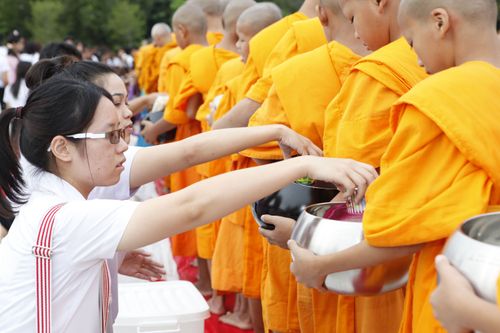 ภาพ No.2645:ตักบาตร ม.รังสิต ปี 2555