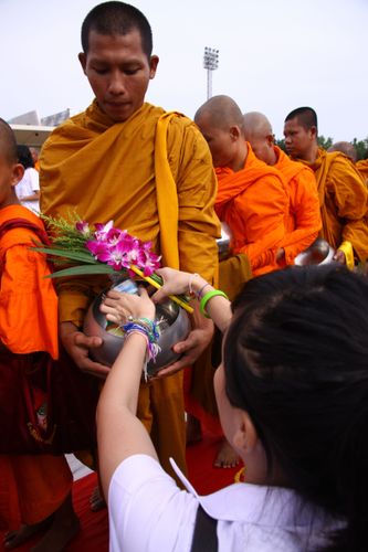 ภาพ No.2648:ตักบาตร ม.รังสิต ปี 2555