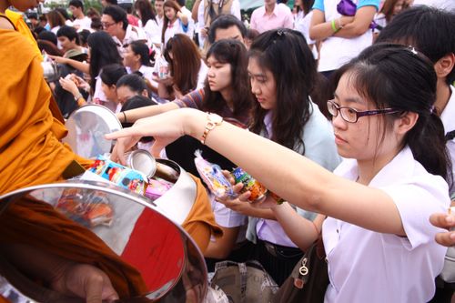 ภาพ No.2652:ตักบาตร ม.รังสิต ปี 2555