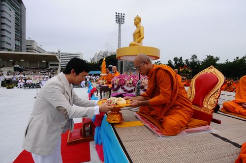 ภาพ No.2649:ตักบาตร ม.รังสิต ปี 2555