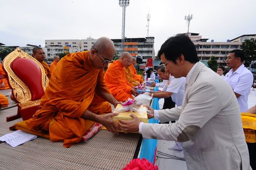 ภาพ No.2653:ตักบาตร ม.รังสิต ปี 2555