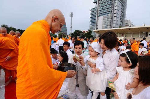 ภาพ No.2654:ตักบาตร ม.รังสิต ปี 2555