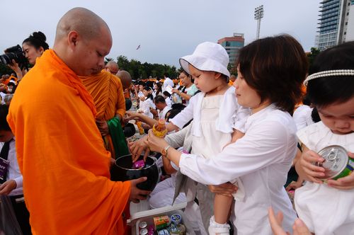 ภาพ No.2655:ตักบาตร ม.รังสิต ปี 2555