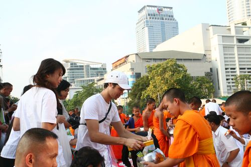 ตักบาตรราชประสงค์