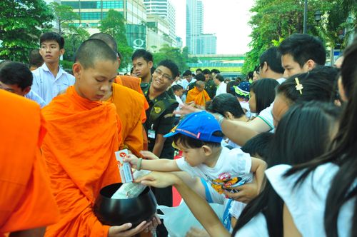 ภาพ No.2335:ตักบาตรราชประสงค์