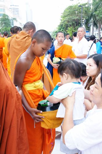 ภาพ No.2338:ตักบาตรราชประสงค์