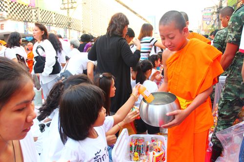 ภาพ No.2340:ตักบาตรราชประสงค์