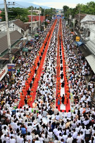 ตักบาตรพระ 1,000 รูป สันป่าตอง จ.เชียงใหม่