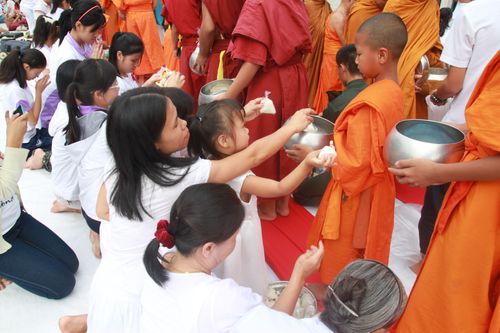 ภาพ No.2518:ตักบาตรพระ 1,000 รูป สันป่าตอง จ.เชียงใหม่