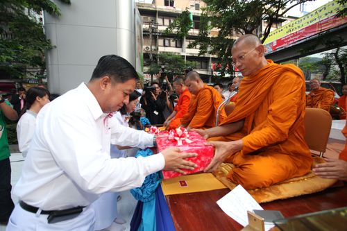 ภาพ No.2300:ตักบาตรสะพานควาย