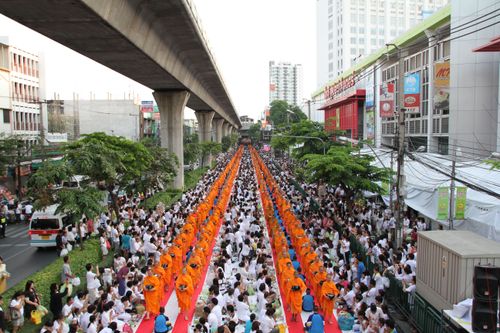 ภาพ No.2318:ตักบาตรสะพานควาย