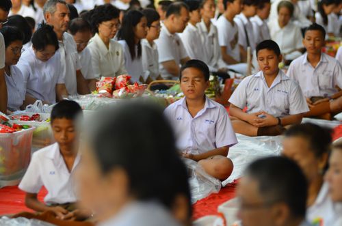 ตักบาตรพระ 111 รูป บ้านสวนตะวันธรรม