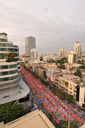 ภาพ No.5411: ตักบาตรทองหล่อ พระ 2,600 รูป 