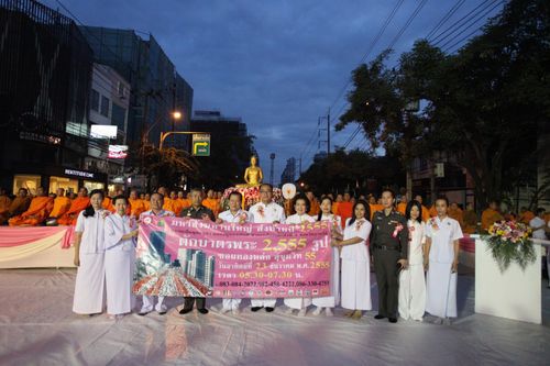 ภาพ No.5414: ตักบาตรทองหล่อ พระ 2,600 รูป 