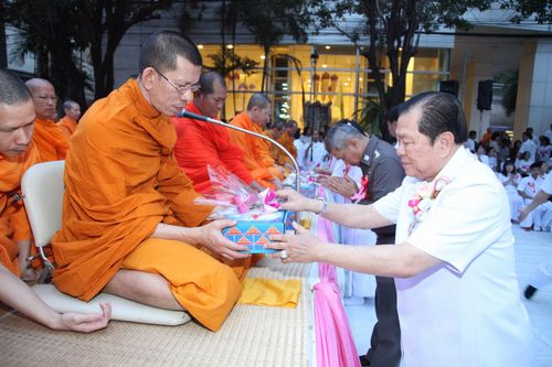 ภาพ No.5416: ตักบาตรทองหล่อ พระ 2,600 รูป 