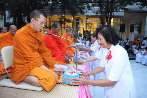 ภาพ No.5420: ตักบาตรทองหล่อ พระ 2,600 รูป 