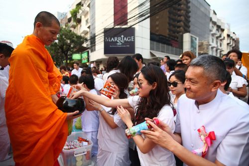 ภาพ No.5417: ตักบาตรทองหล่อ พระ 2,600 รูป 