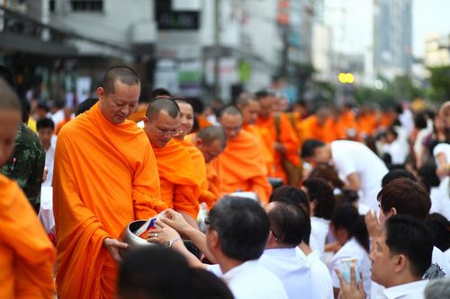 ภาพ No.5419: ตักบาตรทองหล่อ พระ 2,600 รูป 