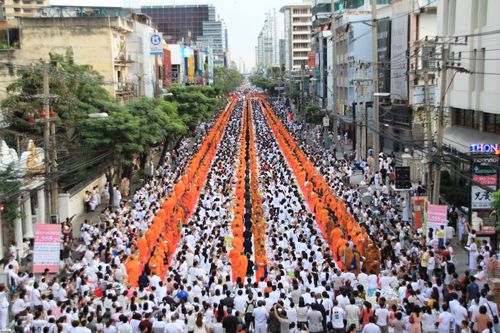 ภาพ No.5418: ตักบาตรทองหล่อ พระ 2,600 รูป 