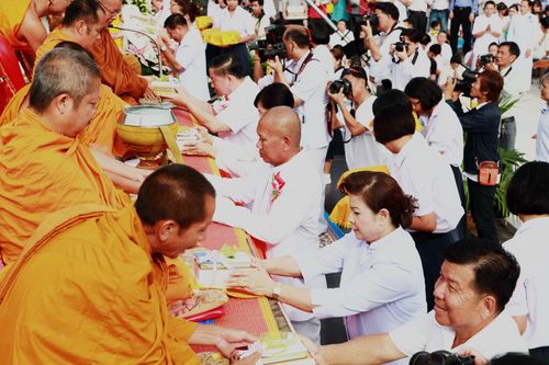 ภาพ No.2499:ตักบาตรอุบลราชธานี