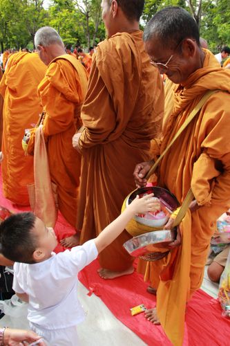 ตักบาตรอุบลราชธานี