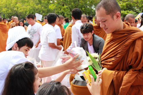 ภาพ No.2502:ตักบาตรอุบลราชธานี