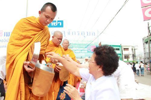 ภาพ No.2503:ตักบาตรอุบลราชธานี