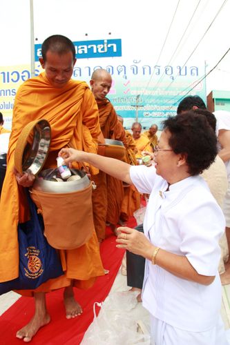 ภาพ No.2501:ตักบาตรอุบลราชธานี