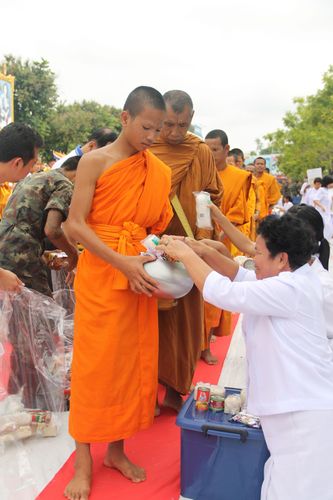 ภาพ No.2500:ตักบาตรอุบลราชธานี