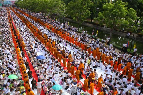 ภาพ No.2504:ตักบาตรอุบลราชธานี