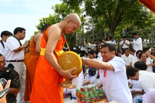 ภาพ No.2508:ตักบาตรอุบลราชธานี