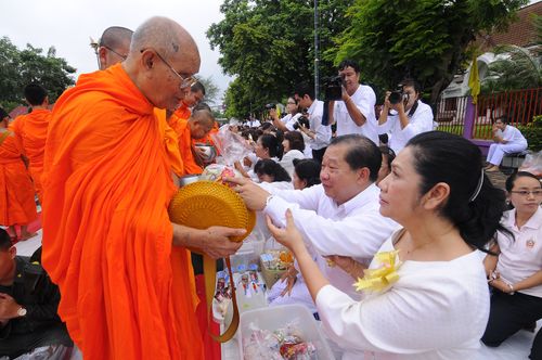 ตักบาตรอุตรดิตถ์