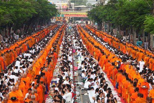 ตักบาตรวงเวียนใหญ่