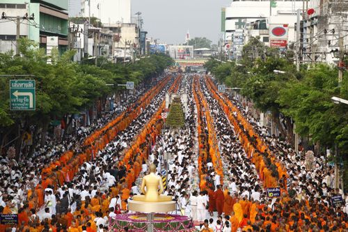 ภาพ No.2399:ตักบาตรวงเวียนใหญ่