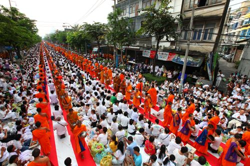 ภาพ No.2411:ตักบาตรวงเวียนใหญ่