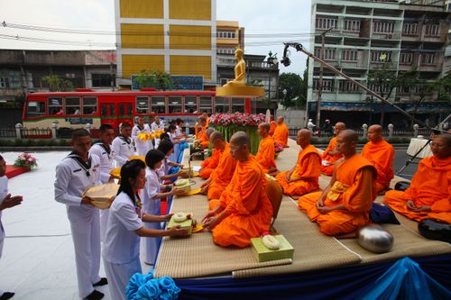 ภาพ No.2408:ตักบาตรวงเวียนใหญ่