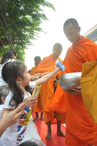 ภาพ No.2409:ตักบาตรวงเวียนใหญ่