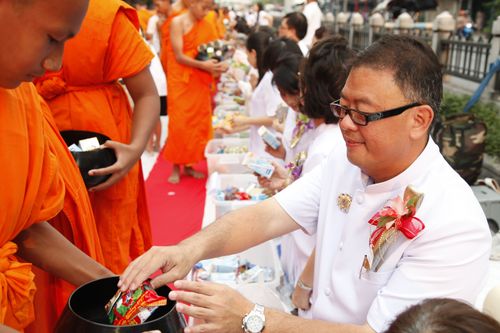 ภาพ No.2413:ตักบาตรวงเวียนใหญ่