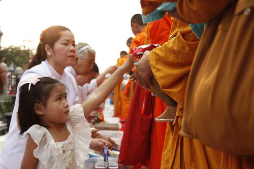 ภาพ No.2415:ตักบาตรวงเวียนใหญ่