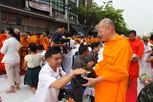 ภาพ No.2419:ตักบาตรวงเวียนใหญ่