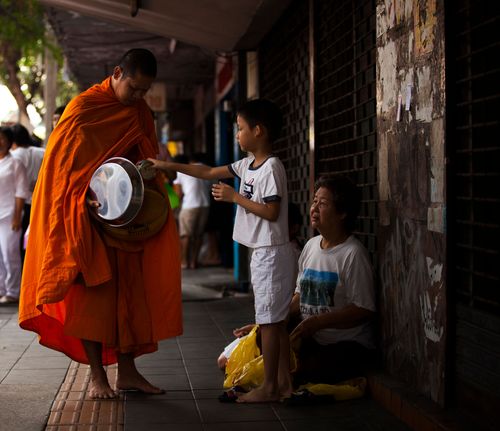 ภาพ No.2420:ตักบาตรวงเวียนใหญ่